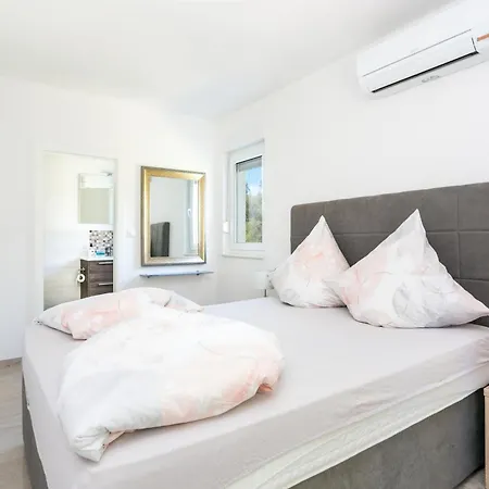 Family Friendly With A Swimming Pool Okrug Gornji, Ciovo - 21969 Apartment *