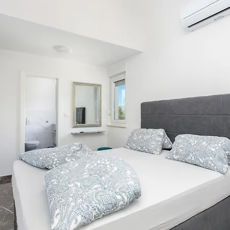 Family Friendly With A Swimming Pool Okrug Gornji, Ciovo - 21969 Apartment *